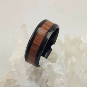 Ring aus Edelstahl und Holz